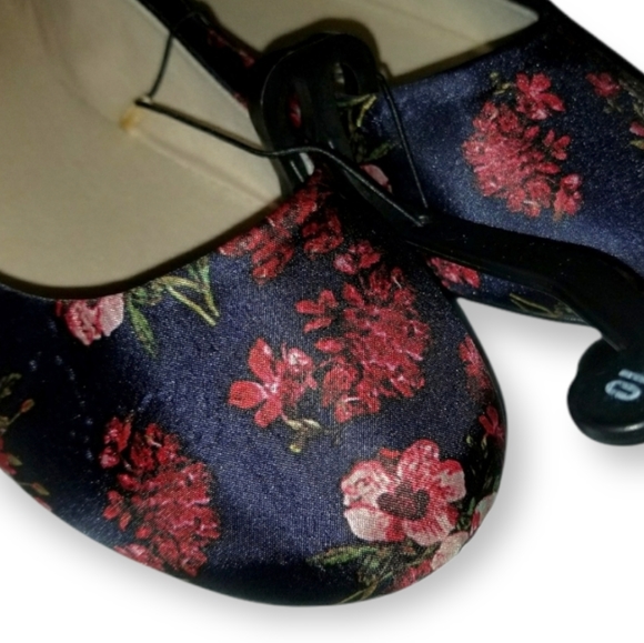 Women's Classic Flats - Picture 5 of 8